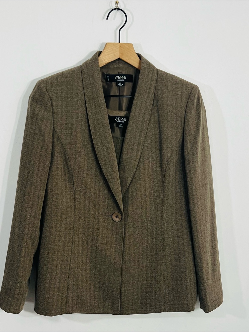 Kasper Classics 2 Pc Petite 6P Brown Lined Shawl Lapel One-Button Suit Set